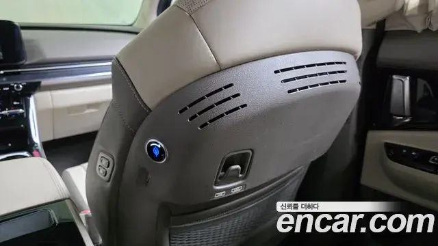 Kia Carnival 2023 — ფოტო 28/35