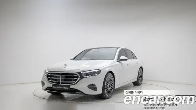Mercedes-Benz E-Class 2025 — Photo 8/19