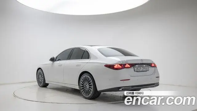 Mercedes-Benz E-Class 2025 — Photo 16/19
