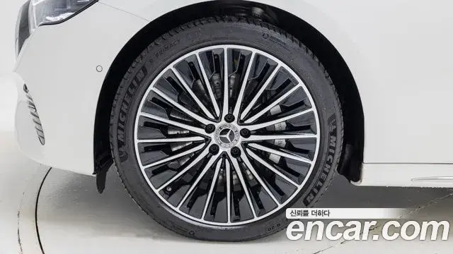 Mercedes-Benz E-Class 2025 — Photo 11/19