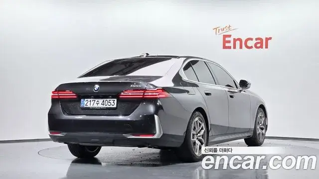 BMW 5 Series 2023 — Şəkil 31/32