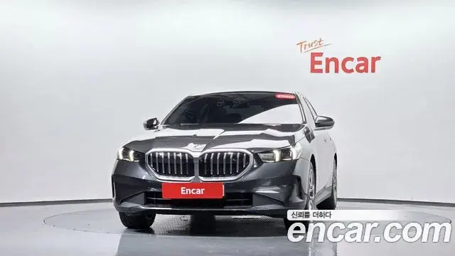 BMW 5 Series 2023 — Şəkil 22/32