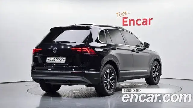 Volkswagen Tiguan 2019 — ფოტო 24/32