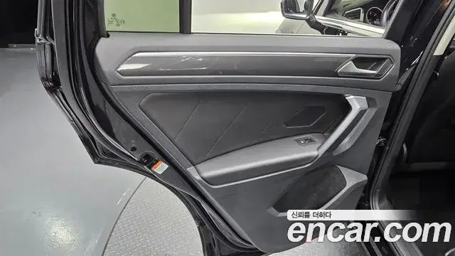 Volkswagen Tiguan 2019 — ფოტო 25/32