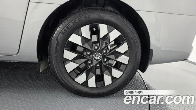 Hyundai Staria 2025 — ფოტო 32/33
