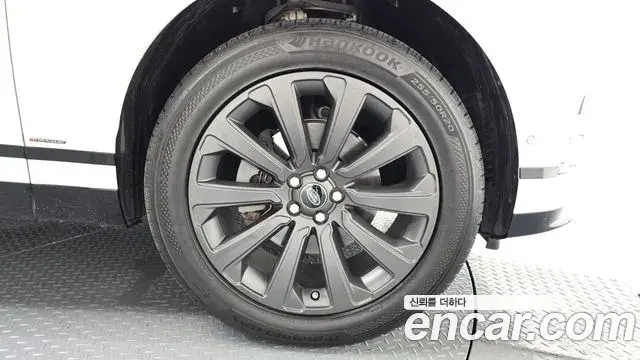 Land Rover Range Rover Velar 2019 — Photo 18/34