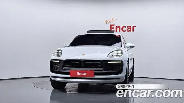 Porsche Macan 2023 — Photo 27/35