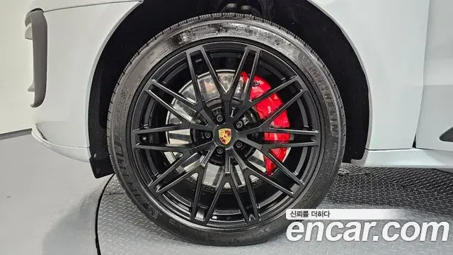Porsche Macan 2023 — Photo 9/35