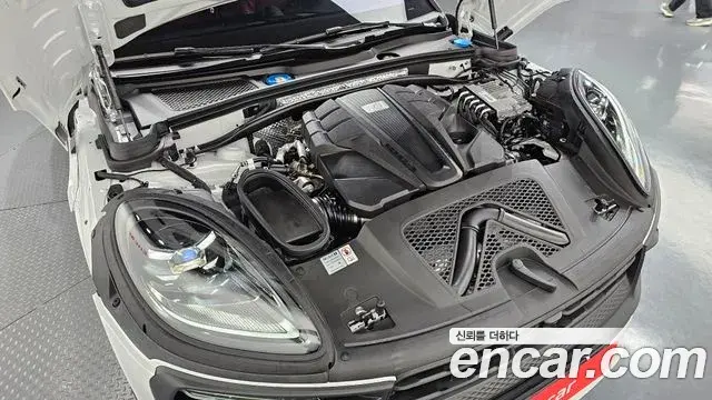 Porsche Macan 2023 — Photo 16/35