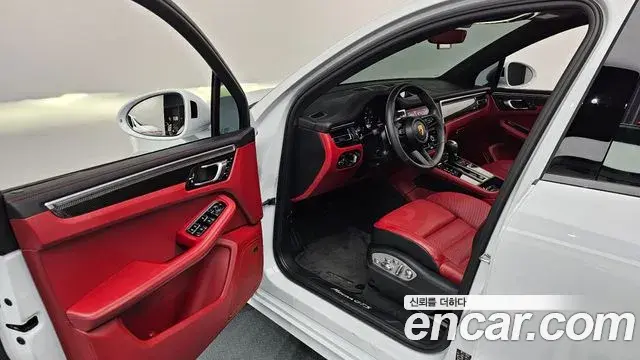 Porsche Macan 2023 — Photo 15/35