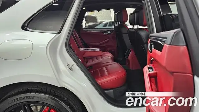 Porsche Macan 2023 — Photo 29/35