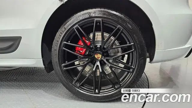 Porsche Macan 2023 — Photo 30/35