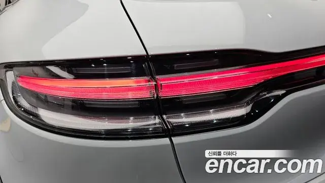 Porsche Macan 2023 — Photo 6/35