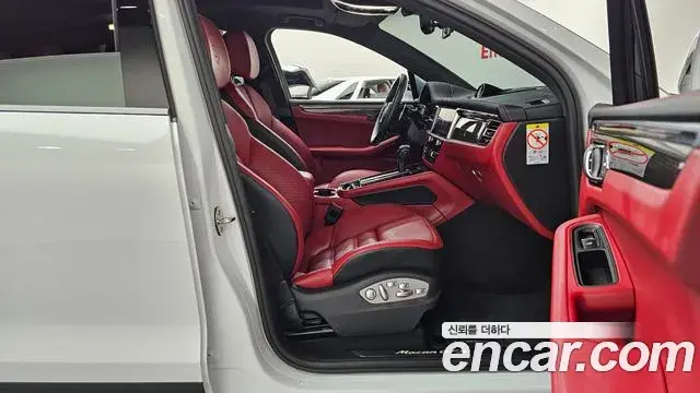 Porsche Macan 2023 — Photo 4/35