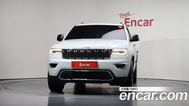 Jeep Grand Cherokee 2019 — Фото 3/20