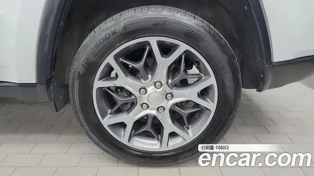 Jeep Grand Cherokee 2019 — ფოტო 28/34
