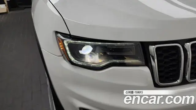 Jeep Grand Cherokee 2019 — ფოტო 26/34