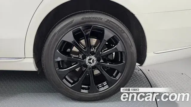 Mercedes-Benz E-Class 2018 — Şəkil 29/33
