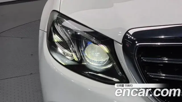 Mercedes-Benz E-Class 2018 — Şəkil 22/33