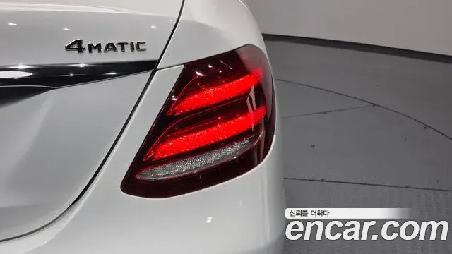 Mercedes-Benz E-Class 2018 — Şəkil 23/33