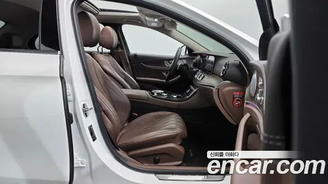 Mercedes-Benz E-Class 2018 — Şəkil 32/33