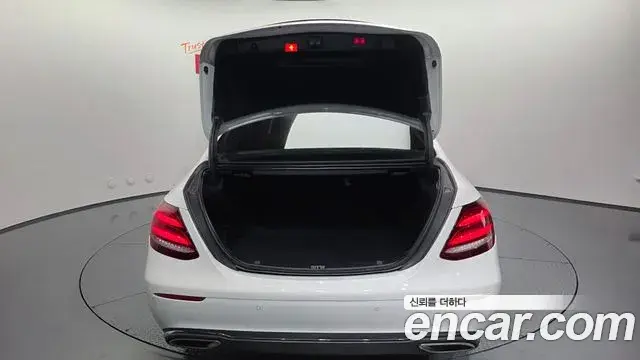 Mercedes-Benz E-Class 2018 — Şəkil 30/33