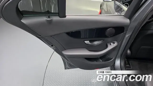 Mercedes-Benz C-Class 2019 — Photo 8/31