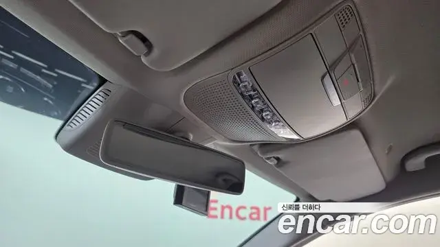 Mercedes-Benz C-Class 2019 — Photo 12/31