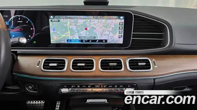 Mercedes-Benz GLS-Class 2021 — Photo 9/35