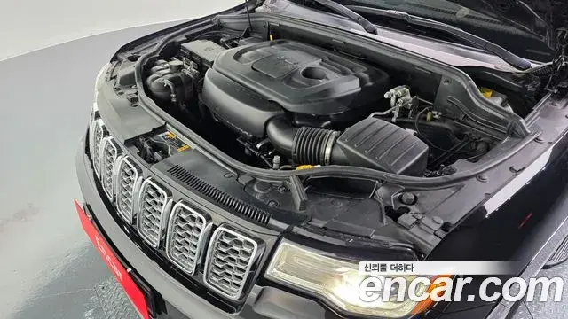 Jeep Grand Cherokee 2021 — Фото 6/20