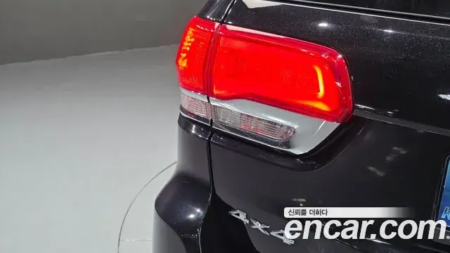 Jeep Grand Cherokee 2021 — Şəkil 21/36