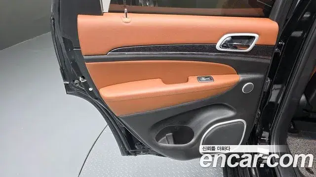 Jeep Grand Cherokee 2021 — Şəkil 13/36
