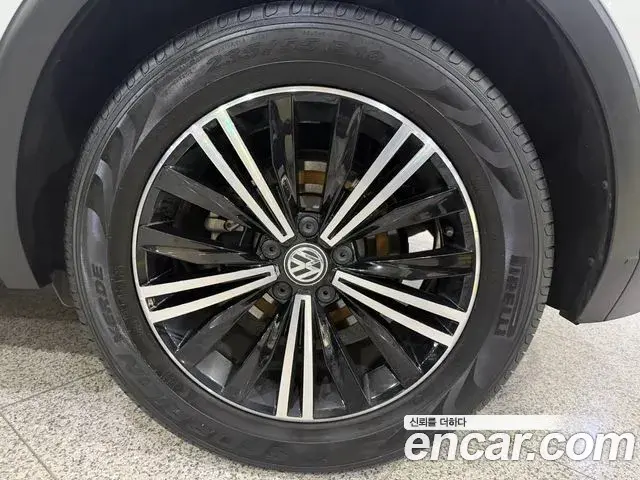 Volkswagen Tiguan 2020 — ფოტო 18/20