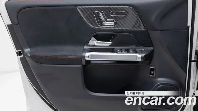 Mercedes-Benz GLB-Class 2025 — Фото 15/20
