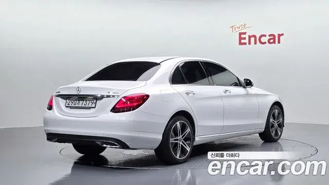 Mercedes-Benz C-Class 2019 — Photo 8/32