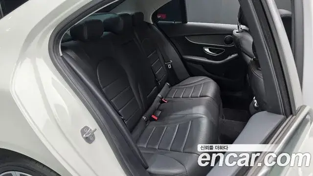 Mercedes-Benz C-Class 2019 — Photo 9/32