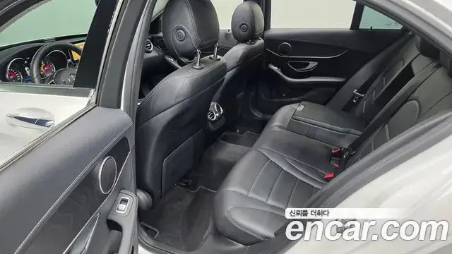 Mercedes-Benz C-Class 2019 — Photo 18/32