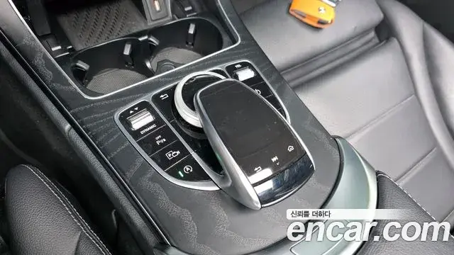 Mercedes-Benz C-Class 2019 — Photo 13/32
