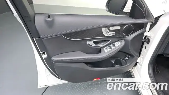 Mercedes-Benz C-Class 2019 — Photo 17/32