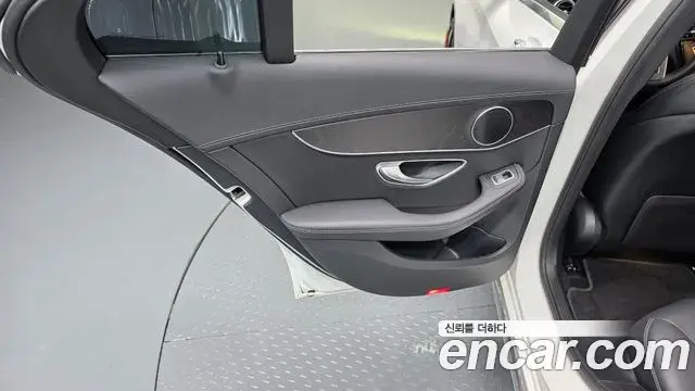 Mercedes-Benz C-Class 2019 — Photo 20/32