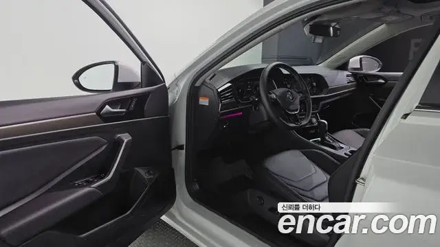 Volkswagen Jetta 2021 — ფოტო 14/20