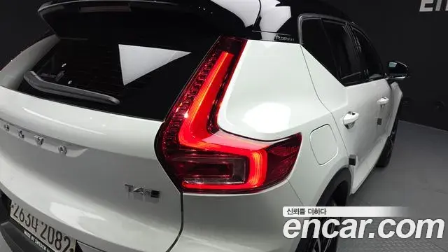 Volvo XC40 2020 — Photo 17/37