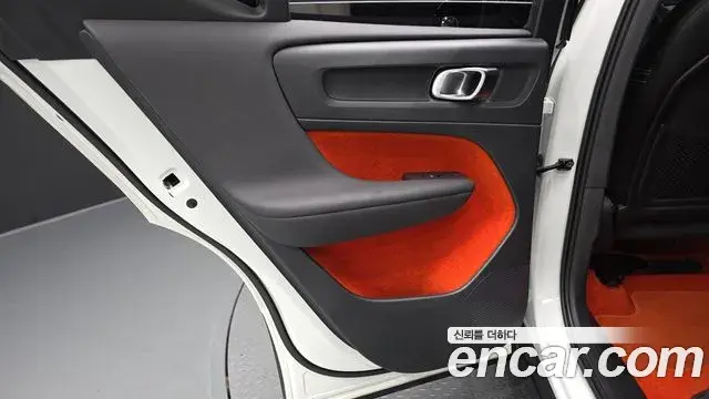 Volvo XC40 2020 — Photo 12/37