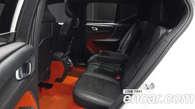 Volvo XC40 2020 — Photo 6/37