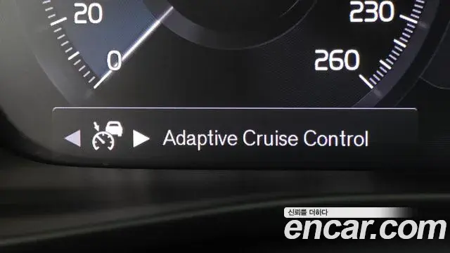 Volvo XC40 2020 — Photo 1/37
