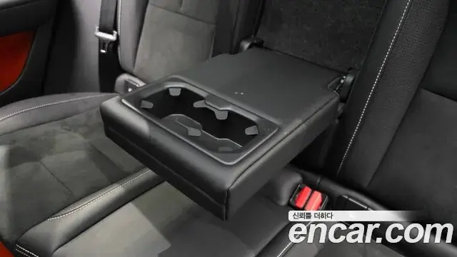 Volvo XC40 2020 — Photo 28/37