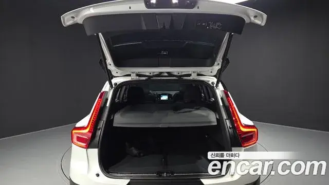 Volvo XC40 2020 — Photo 13/37