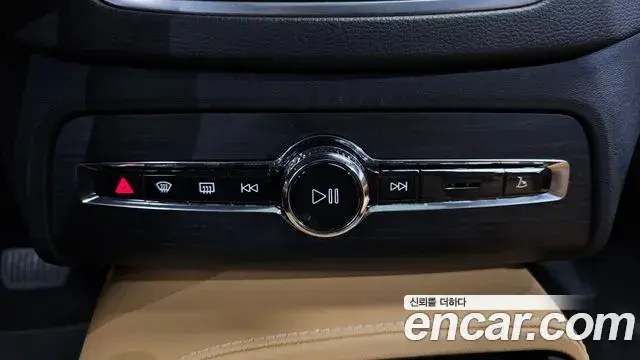 Volvo XC90 2022 — Şəkil 33/41