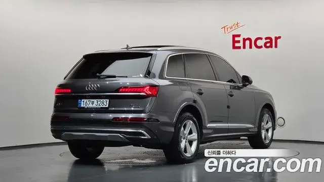 Audi Q7 2021 — Фото 2/20