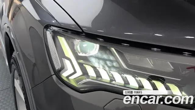 Audi Q7 2021 — ფოტო 28/36